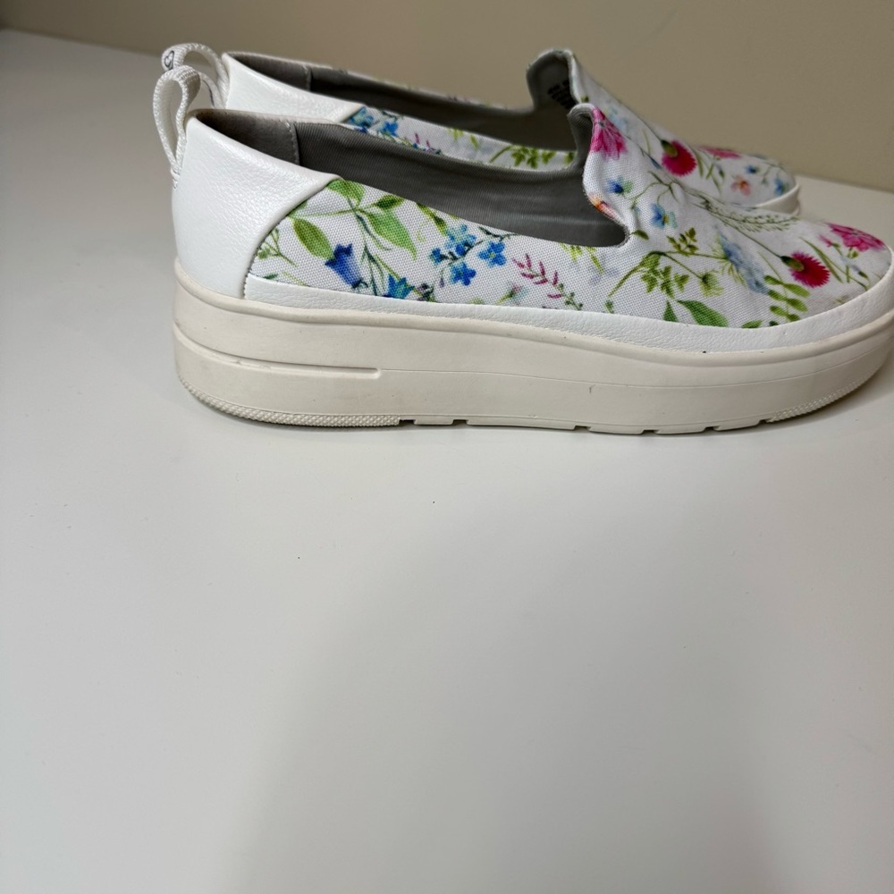 Baretraps Nevin Slip On Sneaker White Multi Flower Canvas size 8 - Picture 4 of 9
